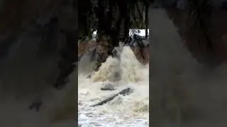 Река бурлит (смотреть со звуком)