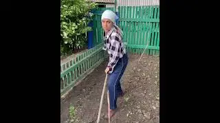 Лето в деревне оно такое- работа есть всегда😁                         #shortsvideo #юмор #funny