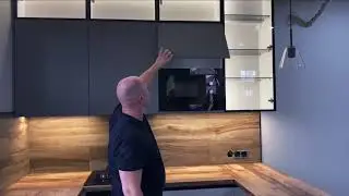 Кухня Г образной компоновки с выносной барной стойкой.