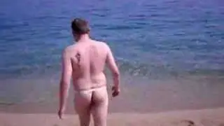 flo en string sur la plage la suite