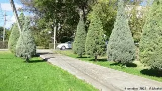 Пройдём улицей Бирюкова от улице Октябрьской и реки Салгир в посёлке Гвардейское Крым 4 октября 2022