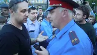 Люди и офицер полиции о недавной провокации ОМОНа