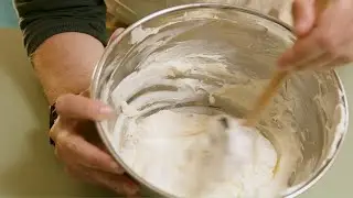 Making a cheese cake with pretzels