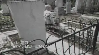 одинокий мужчина на кладбище \ single man in the cemetery