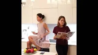 Aida sings in the kitchen 