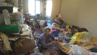 МАМА С ТРУДОМ РАЗДАЕТ ХЛАМ ИЗ КВАРТИРЫ