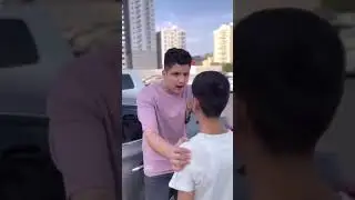 شاب يصرخ ويضرب نافذة السيارة بالصخر وعندما صاحب السيارة جاء وفتح السيارة انصدم من مافي داخلها؟