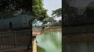 boby mau lompat ke danau