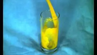 Наполнение стакана соком.