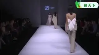 模特走秀突然发生失误，衣服扣子松了，半边直接脱落，挡都挡不住