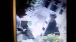 Выпучил глаза