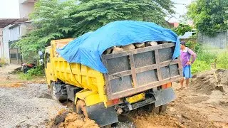 Mobil Truk... Dump Truk Ragasa Yaris Amblas Di Lokasi Proyek.