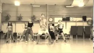 WoMen Art dancing to 