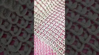 Связала крючком шаль с объёмным узором