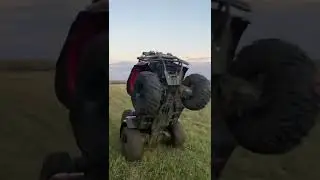 Стант на квадроциклах в поле