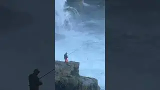 Стихия Дюденского водопада. Экстремал рыбак ловит под водопадом.