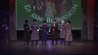 Друзья под аркою снуренной