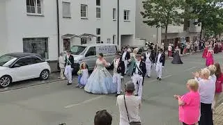 Umzug mit dem neuen Schützenkönig und Hofstaat beim Schützenfest 2024 in Geseke
