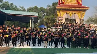 ภาพประวัติศาสตร์ที่น่าจดจำ มือพิณนับร้อยชีวิต ร่วมแสดงความอาลัยดีดพิณหน้าไฟให้กับตาทองใส ทับถนน