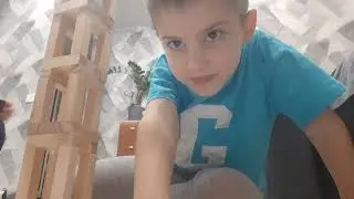 Ваня и Сережа строю башни