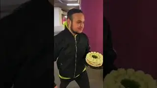 Прохожий бросил мне торт в лицо