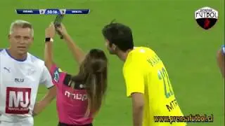 Árbitra pidió selfie a Kaká en pleno amistoso de Brasil e Israel