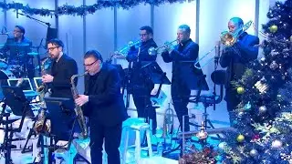 Harry Performs 