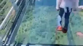 Havuzun içinde yürüyen insanlar  Bunu nasıl yapıyorlar