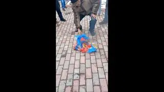 Жители Донбасса жгут флаги ЛДНР и возвращают украинский флаг!  Никто не хочет в РФ