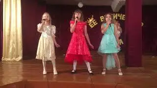 «Серебристые снежинки» - Вокальное трио  «Улыбка»
