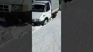 По снегу