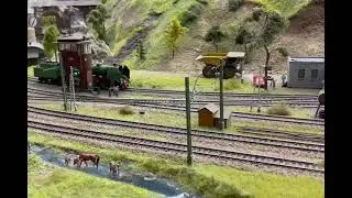 Дымящий паровоз на макете