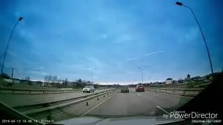По дороге летят ящики из прицепа
