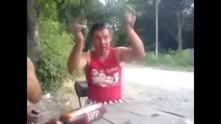 Мужык поймал бревно головой