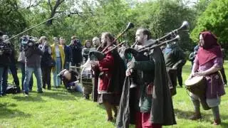 Группа Teufelstanz исполняет старинную музыку на фестивале 
