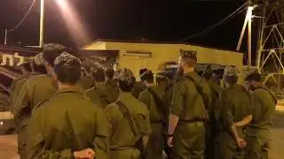 בתום הטקס החיילים שרים: 
