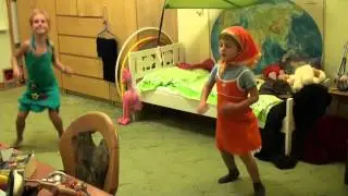 Няня и дети играют. Русский народный танец.