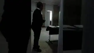 Охранник посылает мальчика