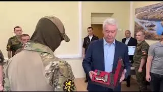 Собянин подарил уезжающему на Украину контрактнику свой личный пистолет