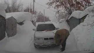 Noah вытаскивает из снежного плена тазик.