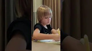 Міша вчиться писати, малює половинки ялинок