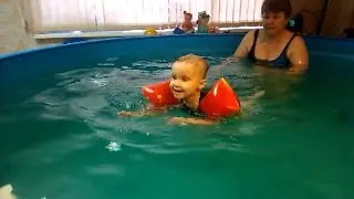 Учимся плавать в детском бассейне