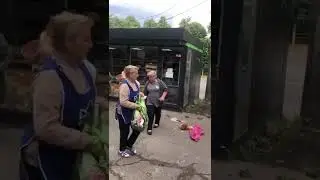 Так зустрічають путіністів у Києві. А могли б і до стовпа прив'язати. А, ні, то в ДіНіРі прив'язують