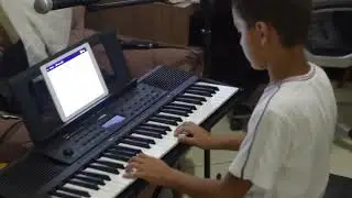 MEU FILHO LEO TOCANDO TECLADO