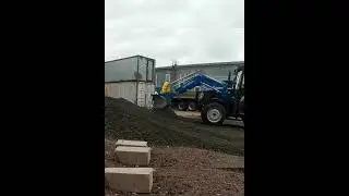 КУН Универсал на тракторе Ловол 504 ровняет площадку