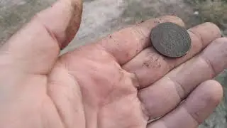 Царская монетка среди свинца и железа в воде