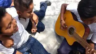 niño toca EL NEGOCIANTE de ariel camacho