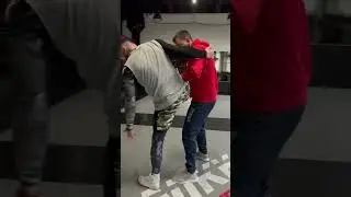 Что делать если в драке прихватили ногу? Как свалить соперника с ног? Бросок ножницы как сделать?