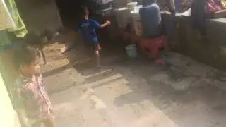ini lah pemain bola di Indonesia,anak kecil aja bisa main bola