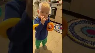 Никита пробует играть на губной гармошке 